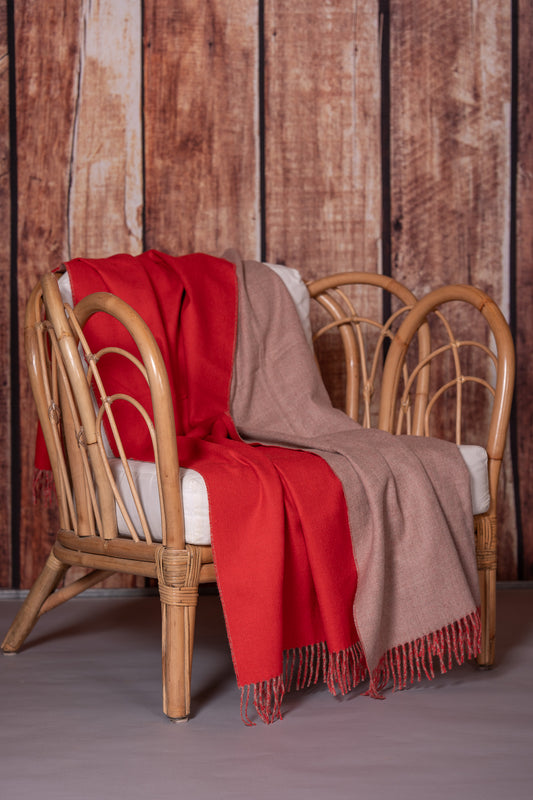 Jeté réversible déposé sur un fauteuil de bois