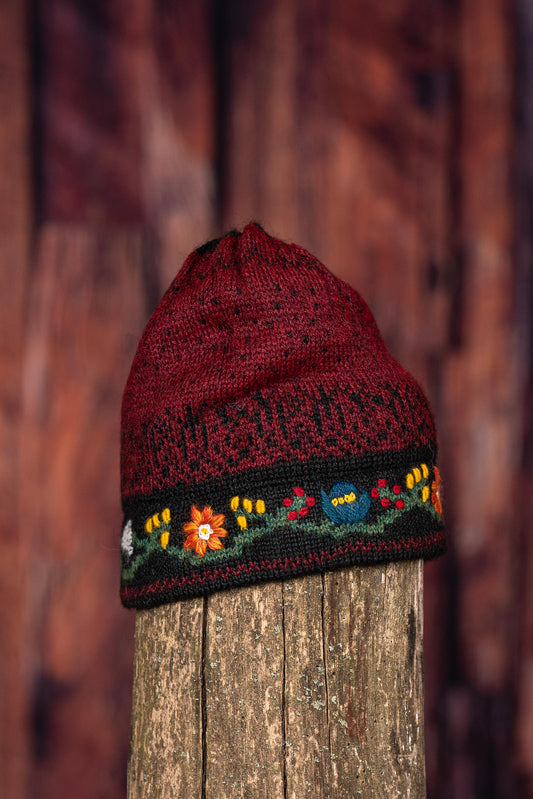 Tuque en alpaga avec broderies rouge