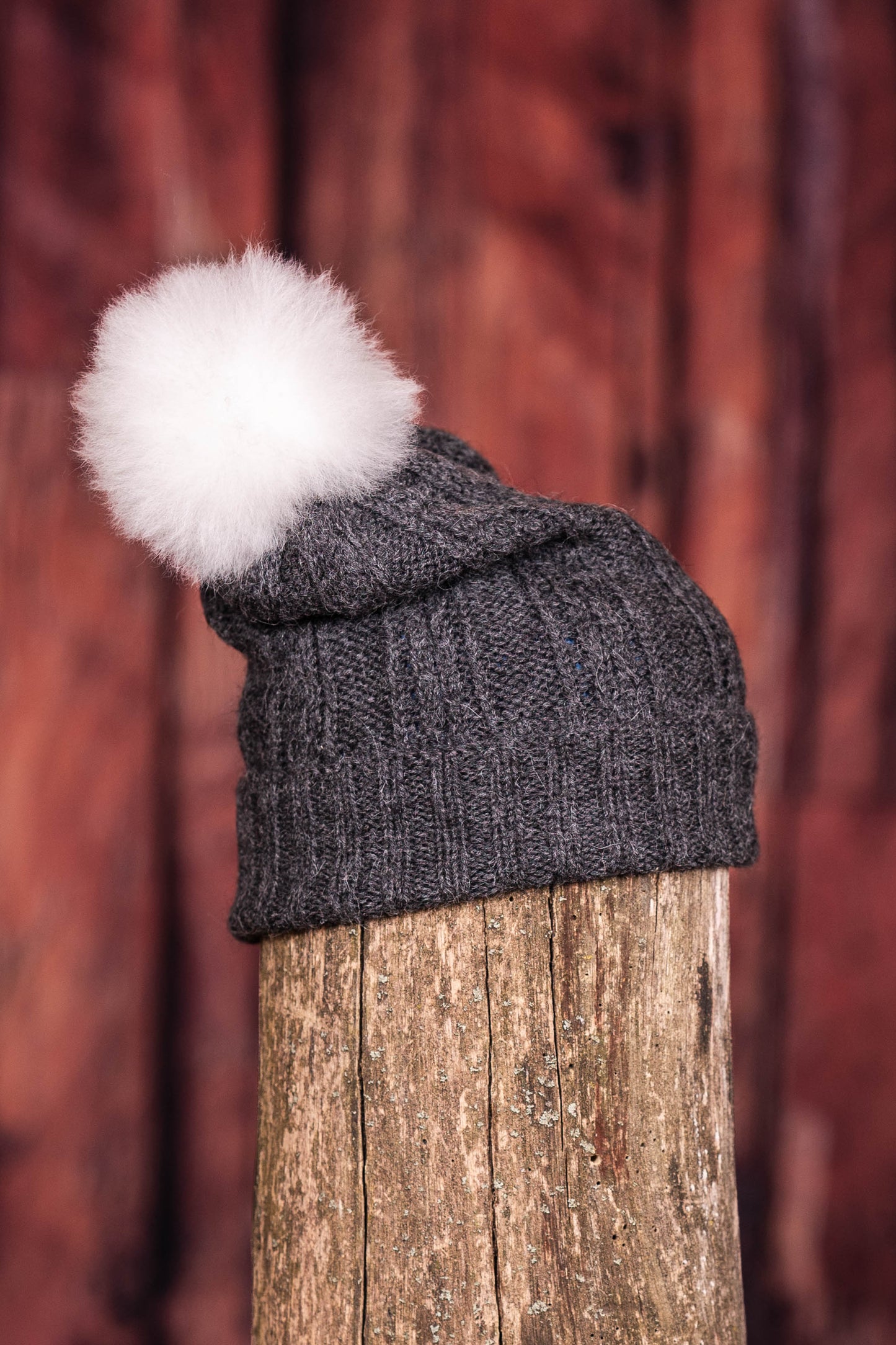 Tuque en alpaga avec pompon blanc en fourrure - Charbon